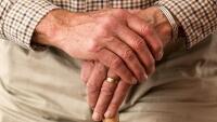 senior hands-981400 1280